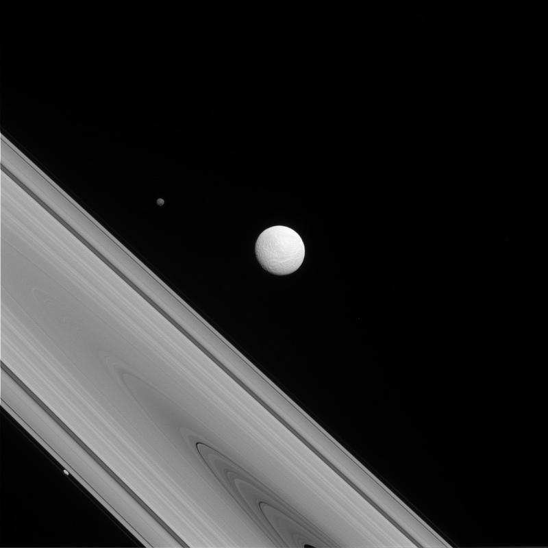 Illustration for article titled Captan una de las fotos más raras de Saturno y tres de sus satélites